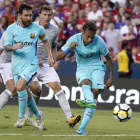 Neymar remata per anotar el gol del triomf sota la mirada atenta de Messi.