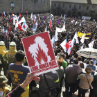 Els manifestants van llegir un manifest ahir a Praza de Quintana, a Santiago de Compostel·la.