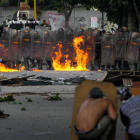Manifestantes opositores se enfrentan a miembros de la Guardia Nacional en Caracas.