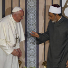 El papa Francisco asiste junto al jeque de Al Azharen, Ahmed al Tayeb, a una conferencia sobre la paz.