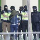 Imagen del  joven detenido en Ceuta siendo trasladado por los agentes de la Polícia Nacional.