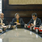 La presidenta del Parlament, Carme Forcadell (centre), durant la reunió de la Junta de Portaveus.