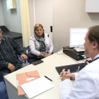 Pedro Villalobos y su mujer, Maribel López, en la consulta con el doctor Francesc Moreso. 