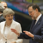 Theresa May conversando con Mariano Rajoy, ayer en Bruselas.