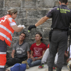 La Cruz Roja y la Guardia Civil, ayudando a los inmigrantes rescatados ayer.