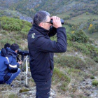 Cuatro personas observando la berrea del ciervo en el Pallars.