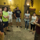 Un grup de joves, abans d’iniciar l’Escape Castle Adventure, rebent les instruccions de Ramon Orpinell.