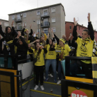 Les jugadores del CF Pardinyes, a l’autobús descapotable amb el qual van recórrer els carrers.