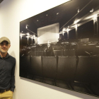 Juan Plasencia, ahir a l’IEI al costat d’una de les seues fotografies, la del cine Flotats de Tornabous.