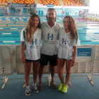 Les dos nadadores del CEN Balaguer, amb el tècnic David Pifarré.