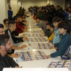 Jugadors i tècnics de l’Espanyol firmant fotos als nens.