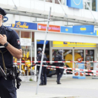 La policia munta guàrdia davant el supermercat a Hamburg on va tenir lloc l’atac.