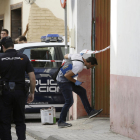 Un agente de la policía científica entra en la vivienda donde ocurrió el asesinato ayer de una mujer en Sevilla.