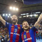 Noddesbo i Víctor Tomàs celebren la classificació amb l’afició, que va omplir el Palau Blaugrana.