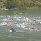 Una de las pruebas fue el recorrido a nado por el pantano de Sant Llorenç.