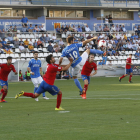 Jorge Félix, uno de los jugadores que más veces intentó el remate, salta rodeado de rivales en una acción del partido de ayer.