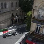 Lewis Hamilton encara un dels trams del Gran Premi de l’Azerbaidjan, que es disputa al circuit urbà de Bakú.