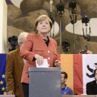 La canciller alemana, Angela Merkel, tras depositar su voto ayer por la mañana en Berlín. 