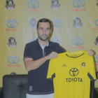 Xavier Codina, el día que fue presentado por el Al-Ahli, sostiene la camiseta del equipo.