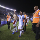  Messi sale del campo tras el partido ante Chile en Buenos Aires.