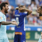 Messi celebra con Paco Alcácer uno de los dos goles que marcó ayer.