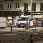 Policías y forenses inspeccionan el lugar de los hechos en Bruselas.