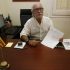 El alcalde de Oliana sostiene el escrito con el que la Guardia Civil requirió la documentación.