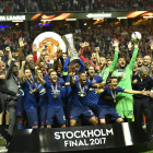 La plantilla del Manchester United celebra el títol aconseguit ahir a Solna.