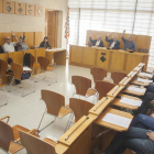 Imatge de la votació d’una de les mocions que es van aprovar ahir al consell comarcal de l’Urgell.