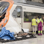 Técnicos de Renfe evaluando los daños del tren accidentado.