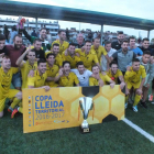 Los jugadores del EFAC Almacelles celebran la victoria de la Copa Lleida Amateur tras superar a la UE Tàrrega 0-2.