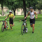 Dos triatletes, durant el circuit d’ahir a Balaguer.