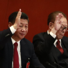El presidente chino Xi Jinping y el expresidente Jiang Zemin.