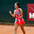 Nicolás Álvarez y Carlota Martínez celebran su victoria en la pista central del Club Tennis Lleida.