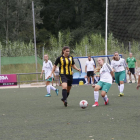 Una jugadora del Pardinyes y otra del Peñas Oscenses pelean por un balón en el partido de ayer.
