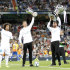 Els capitans van oferir a l’afició els trofeus de Lliga, Supercopa d’Espanya i d’Europa.