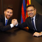Després de moltes especulacions, Leo Messi va firmar la renovació i es va fer la tan esperada foto al costat del president Bartomeu.