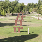 Vista del parc Riella d’Agramunt, que compta amb diferents obres escultòriques.