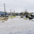 Una calle de la población de Rockport, Texas, devastada tras el paso del huracán Harvey.
