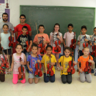 Uno de los dos grupos de alumnos de 3º de Primaria de la escuela pública de Aitona, ayer en clase de música con los maestros y el profesor de apoyo de L’Intèrpret.