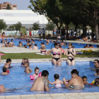 Usuaris ahir a les piscines municipals del barri de Balàfia.