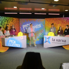 Òscar Fernández, en el centro de la imagen, presentará la nueva edición del concurso de Lleida TV.