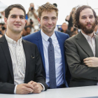 Robert Pattinson, amb els directors Benny Safdie i Josh Safdie.