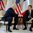 Trump dóna la mà al president francès, Emmanuel Macron.