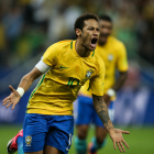 Neymar celebra el seu espectacular gol davant de Paraguai.