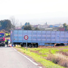Un camió va sortir de la via ahir entre Bellmunt d’Urgell i Penelles sense provocar danys personals.