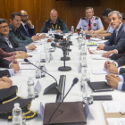 Imatge de la reunió entre les autoritats a l’aeroport de Barcelona-el Prat.