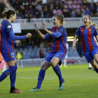 Vicky Losada, Patricia Guijarro i Alèxia Putellas celebren el primer gol de les blaugranes.