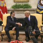 Mariano Rajoy y Donald Trump se dan la mano ayer antes de su encuentro en la Casa Blanca.