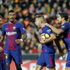 Messi, Paulinho y Luis Suárez felicitan a Jordi Alba tras marcar el tanto que evitaba la derrota en Mestalla.